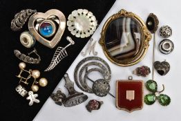 A SELECTION OF YELLOW AND WHITE METAL JEWELLERY, to include a gold-plated shield shaped locket,