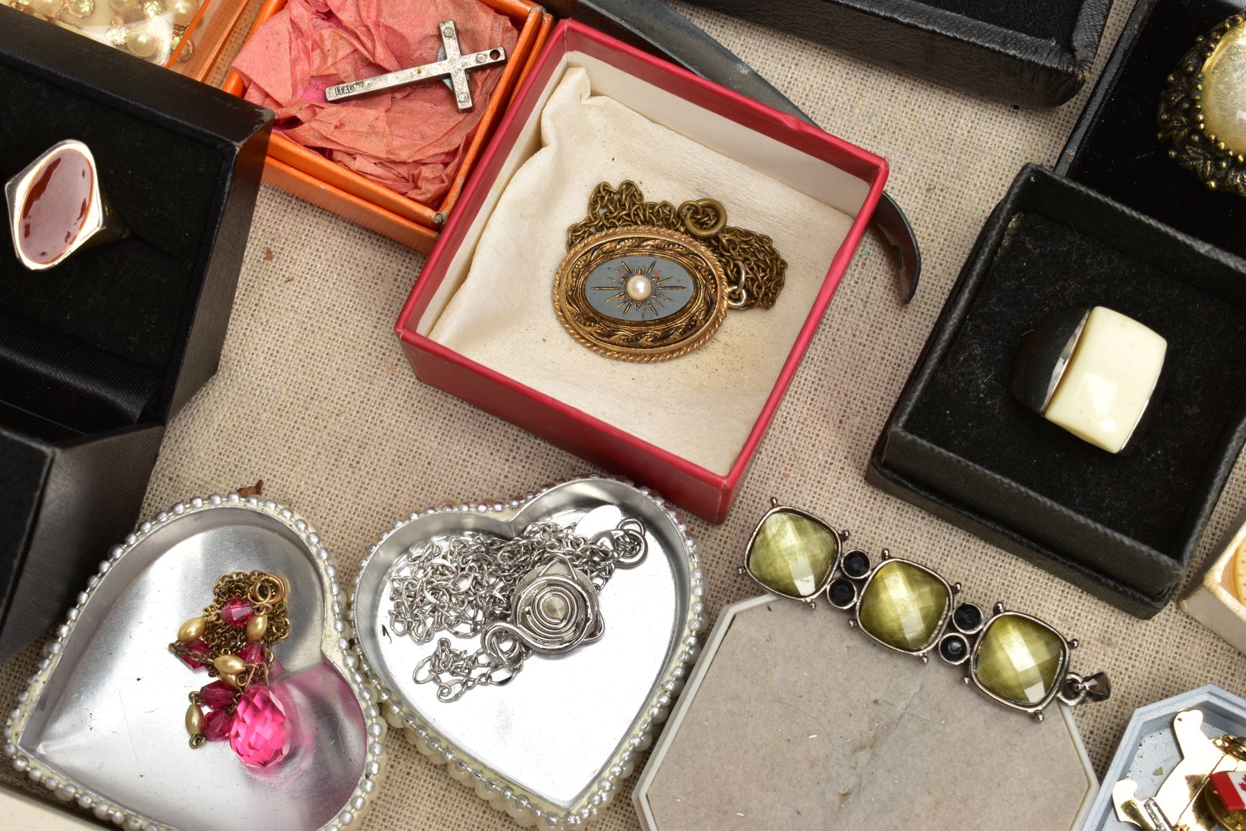 A WOODEN BOX AND A DISPLAY BOX WITH CONTENTS OF JEWELLERY, mostly costume jewellery pieces to - Image 5 of 7