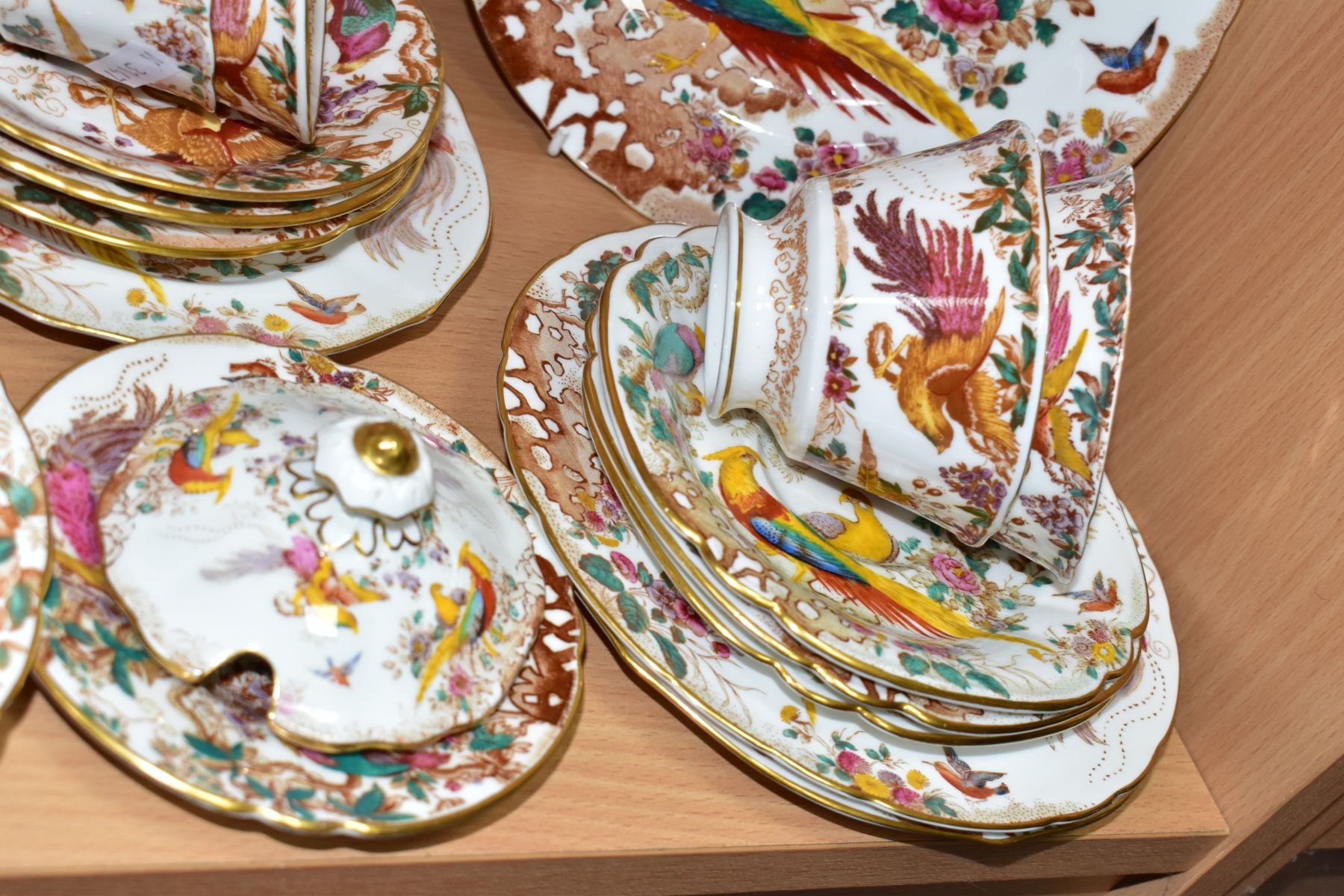 A COLLECTION OF ROYAL CROWN DERBY ' OLDE AVESBURY' PATTERN TEA AND COFFEE WARES, ETC, comprising a - Image 2 of 9