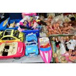 A LARGE COLLECTION OF UNBOXED ASSORTED MODERN MATTEL BARBIE DOLLS, CLOTHES, ACCESSORIES AND