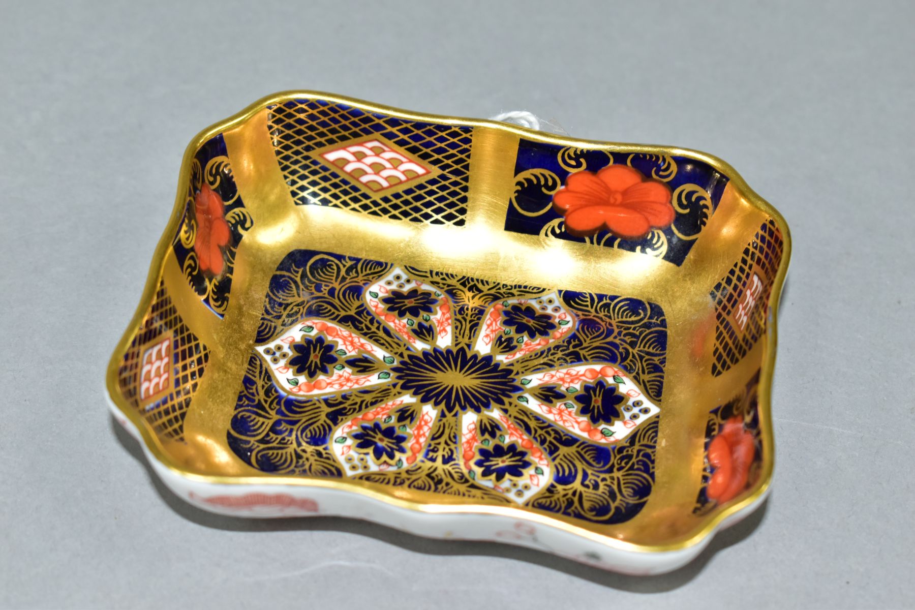 A ROYAL CROWN DERBY IMARI GOLD BANDED TRINKET DISH, 1128 pattern, length 9.5cm (Condition report: - Image 2 of 5