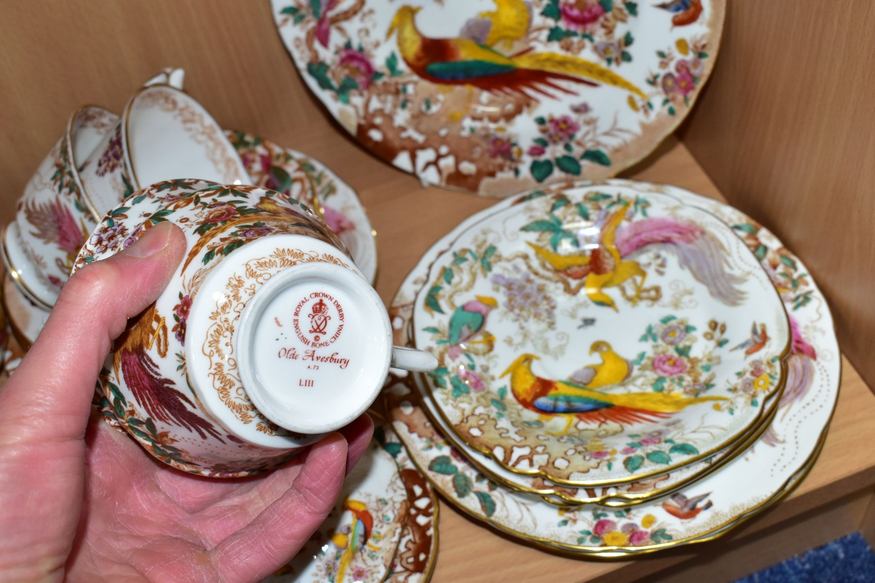 A COLLECTION OF ROYAL CROWN DERBY ' OLDE AVESBURY' PATTERN TEA AND COFFEE WARES, ETC, comprising a - Image 9 of 9