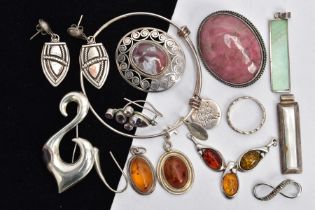 AN ASSORMENT OF WHITE METAL JEWELLERY ITEMS, to include a polished rhodochrosite brooch set in a