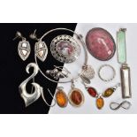 AN ASSORMENT OF WHITE METAL JEWELLERY ITEMS, to include a polished rhodochrosite brooch set in a