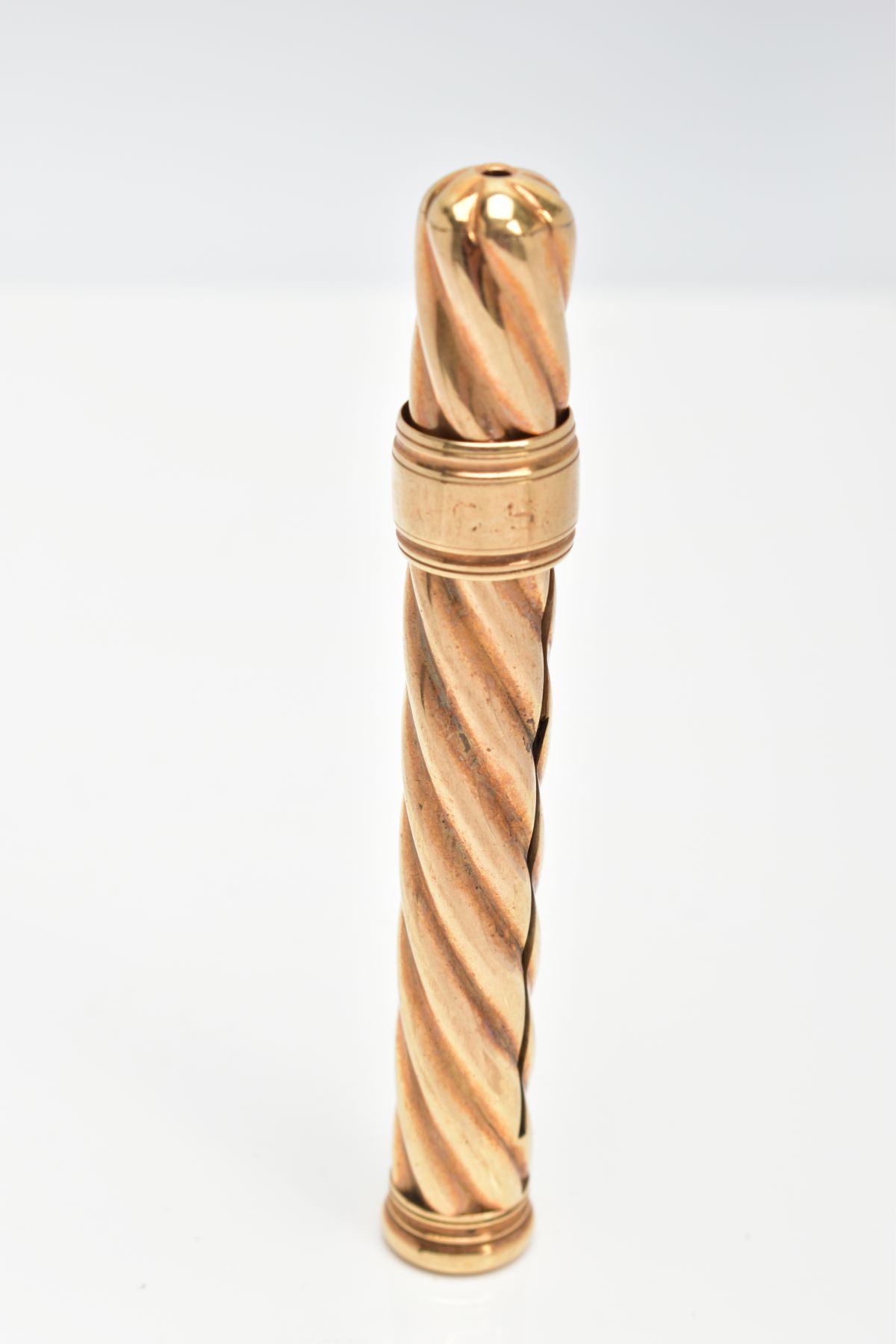 AN EARLY TO MID 20TH CENTURY 18CT GOLD RETRACTABLE PENCIL, of twist design with banded slider, - Image 4 of 4