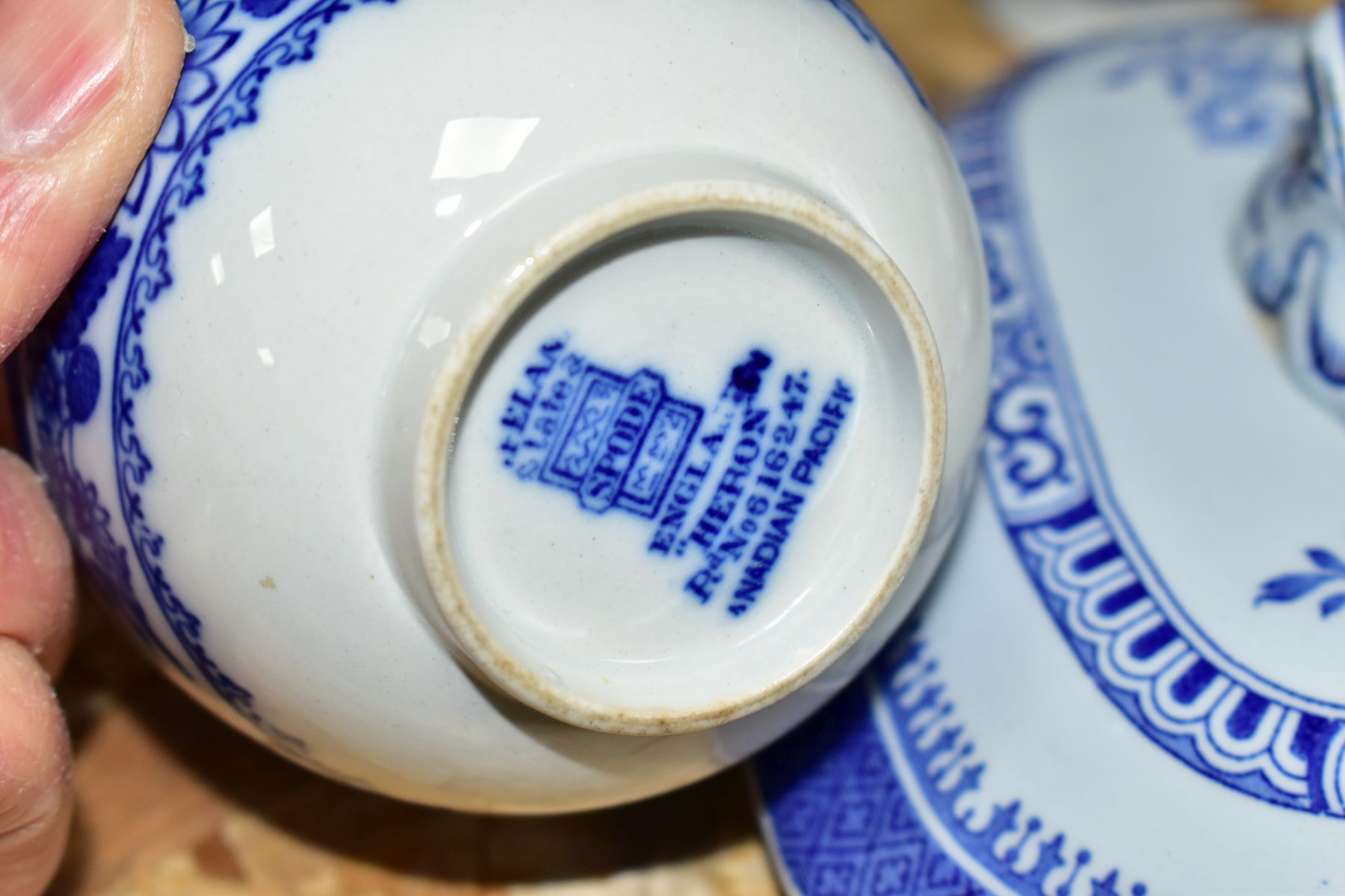 TWENTY TWO PIECES OF COPELAND SPODE BLUE AND WHITE DINNER WARES, comprising two Cracked Ice and - Bild 7 aus 7