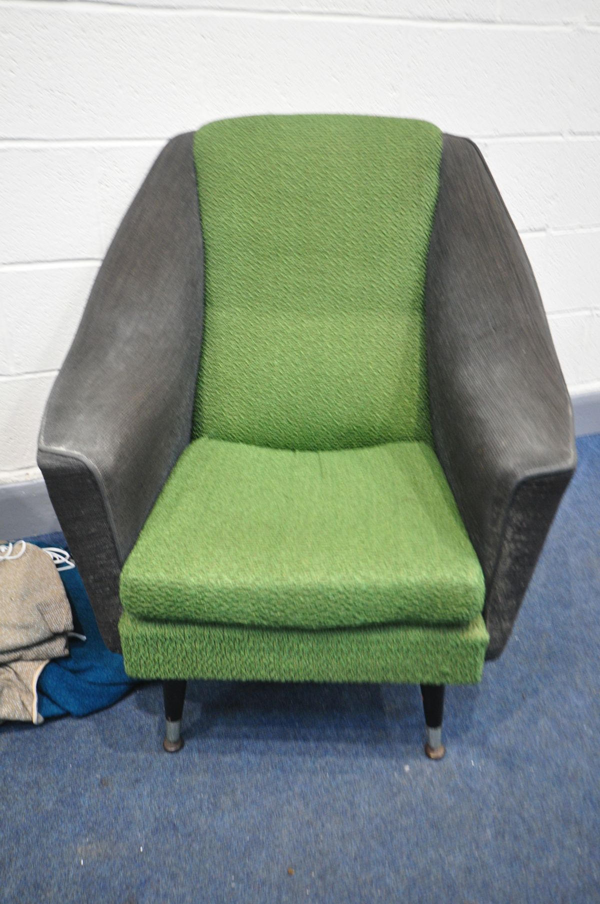 A MID CENTURY BLACK AND GREEN UPHOLSTERED LOUNGE CHAIR, with swept armrests, on cylindrical - Image 3 of 7