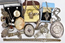 A BAG OF ASSORTED SILVER AND WHITE METAL ITEMS, to include a silver gate bracelet with a heart