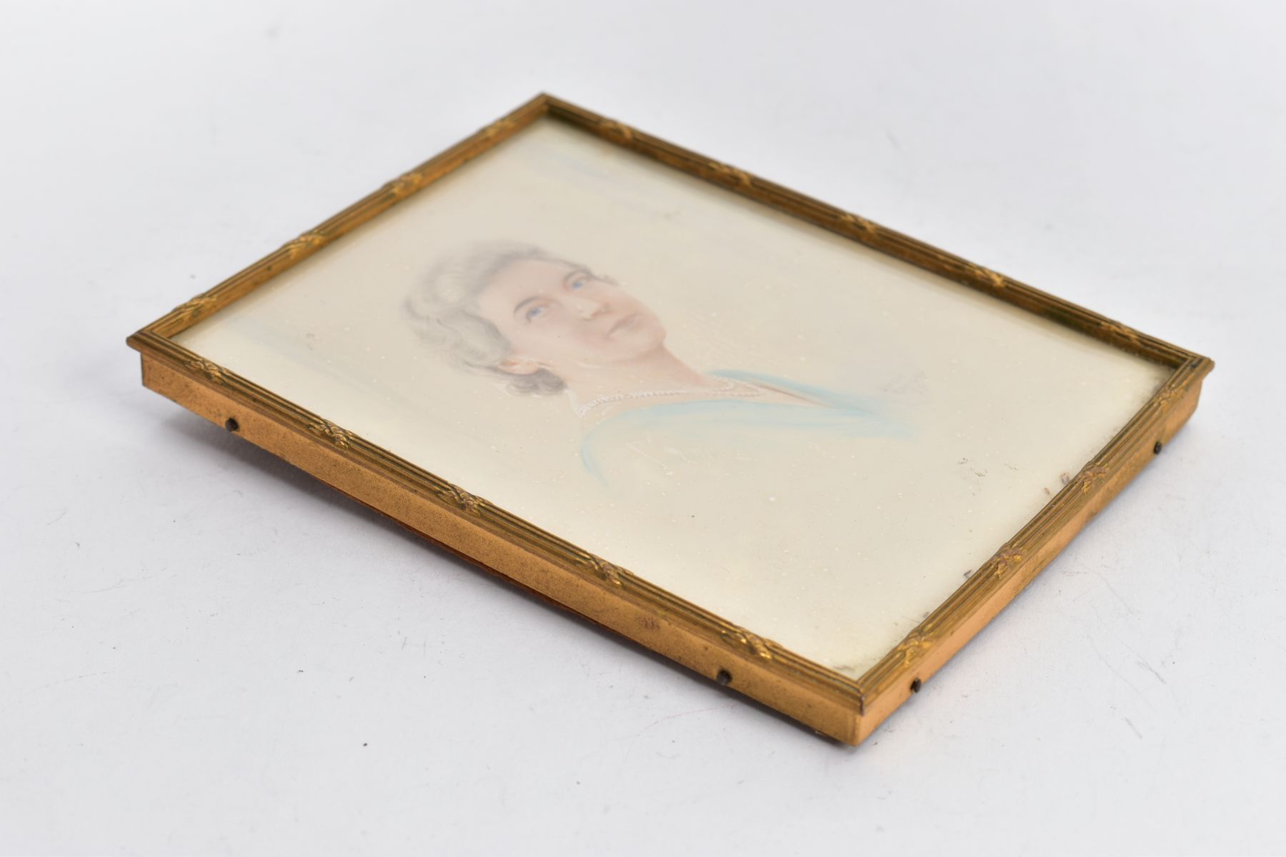 A SMALL PORTRAIT AND BRASS FRAME, a portrait of an elderly lady wearing a double strand of pearls, - Bild 4 aus 4