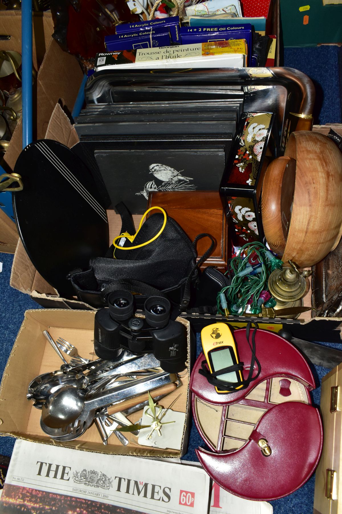THREE BOXES AND LOOSE ART MATERIALS, CHRISTMAS DECORATIONS, METALWARES AND SUNDRY HOUSEHOLD ITEMS, - Image 3 of 5