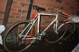 A VINTAGE VISCOUNT TONY DOYLE GENTS RACING BIKE with 12 speed gears, 23in frame