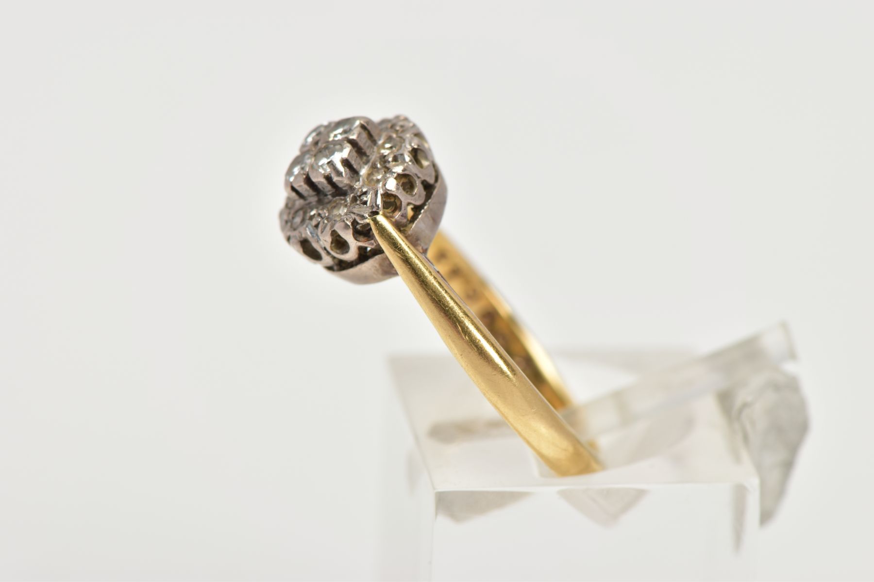 AN 18CT GOLD DIAMOND CLUSTER RING, slightly raised circular cluster ring, set with single cut - Bild 2 aus 4