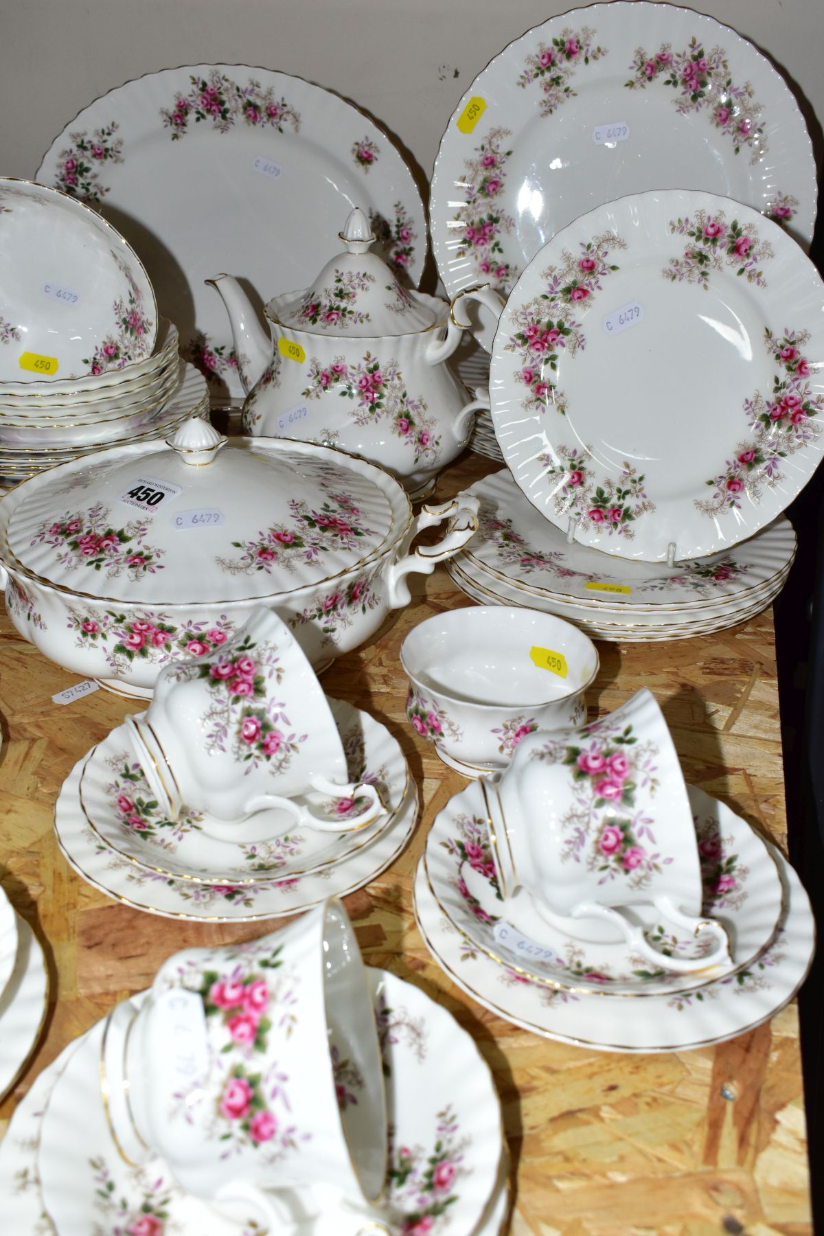 A FIFTY ONE PIECE ROYAL ALBERT LAVENDER ROSE DINNER SERVICE, comprising a teapot, a tureen, a - Bild 7 aus 7