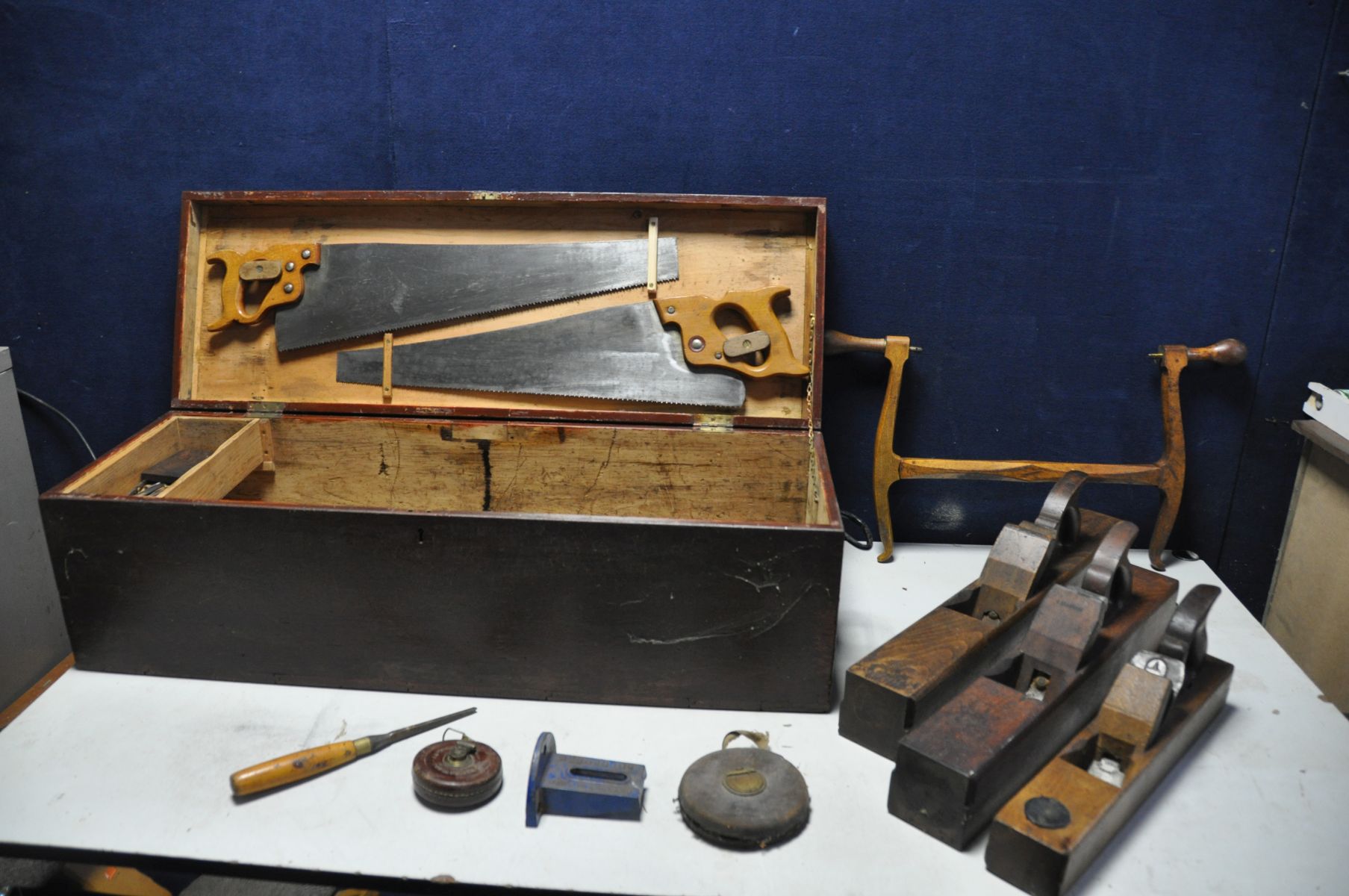 A BESPOKE WOODEN CARPENTERS TOOLBOX containing various woodworking tools, three wood planes at