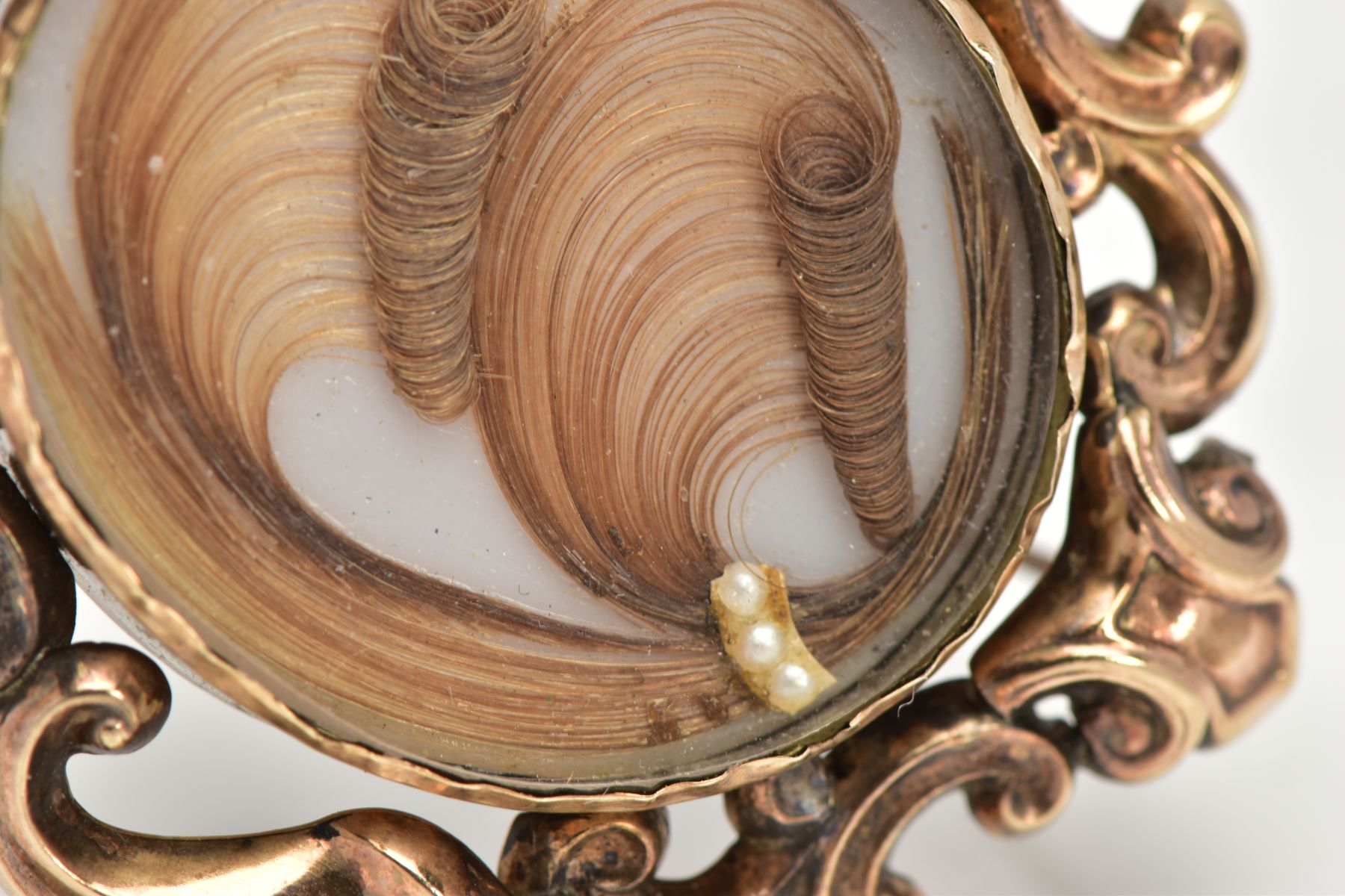 A LATE VICTORIAN MEMORIAL BROOCH, the central oval arranged hair panel with split pearl detail, to - Bild 3 aus 4