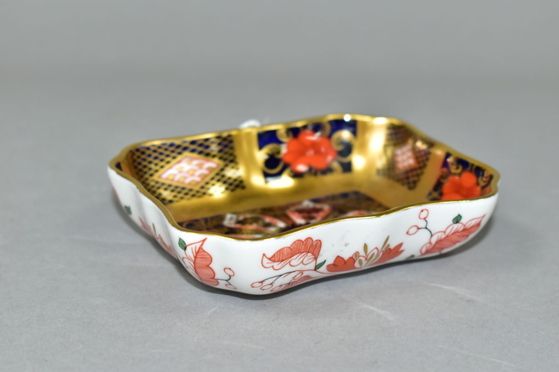 A ROYAL CROWN DERBY IMARI GOLD BANDED TRINKET DISH, 1128 pattern, length 9.5cm (Condition report: - Image 3 of 5