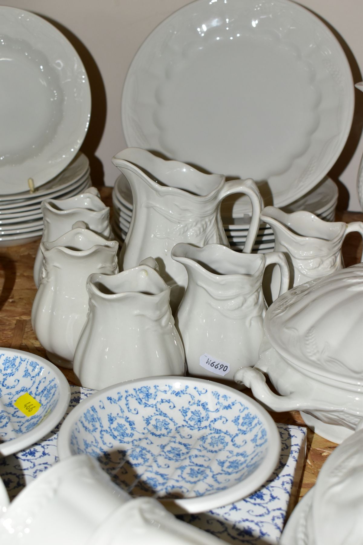 A SIXTY EIGHT PIECE LAURA ASHLEY WHEATWARE DINNER SERVICE WITH OTHER LAURA ASHLEY CERAMIC WARES, - Bild 11 aus 15