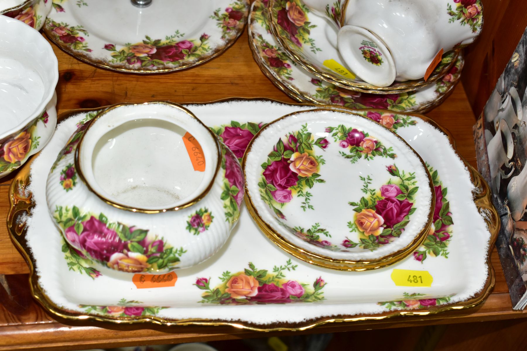 A THIRTY THREE PIECE ROYAL ALBERT OLD COUNTRY ROSES PART TEA SET, comprising a handled cake plate, a - Bild 2 aus 7