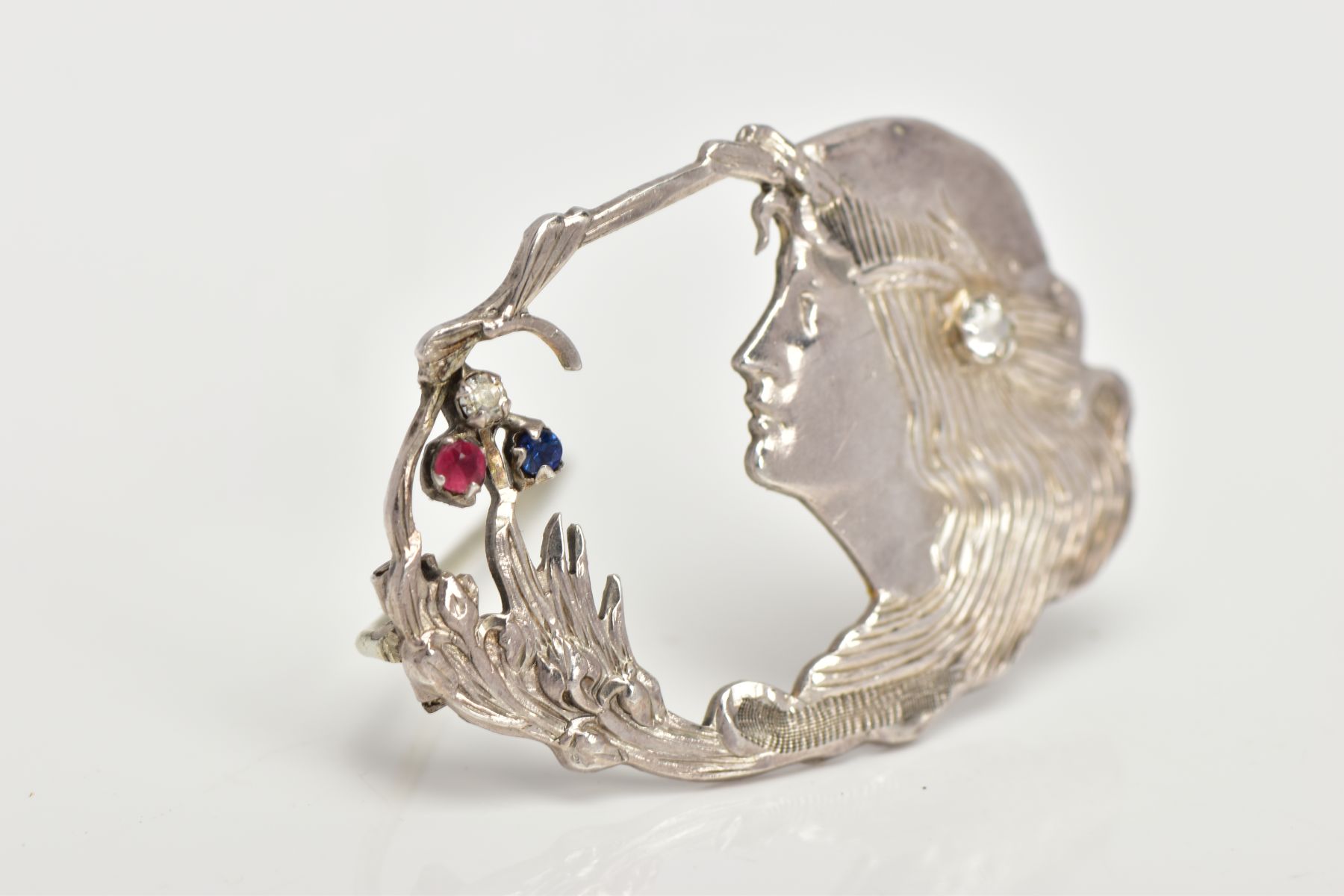 A SILVER ART NOUVEAU BROOCH, of an oval outline, designed as a woman in profile with flowers and - Bild 3 aus 4