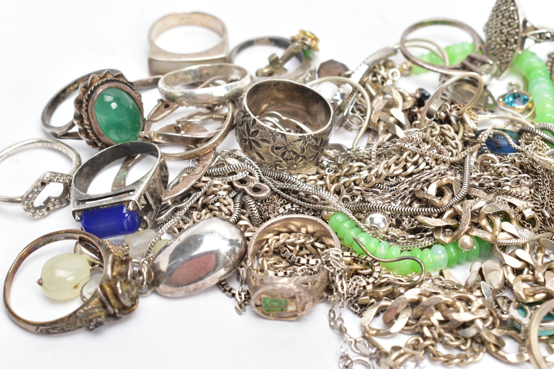 A BAG OF ASSORTED SILVER AND WHITE METAL JEWELLERY, to include six silver rings of varying designs - Image 3 of 3