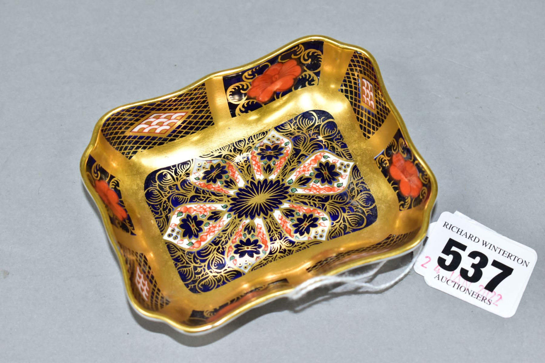 A ROYAL CROWN DERBY IMARI GOLD BANDED TRINKET DISH, 1128 pattern, length 9.5cm (Condition report:
