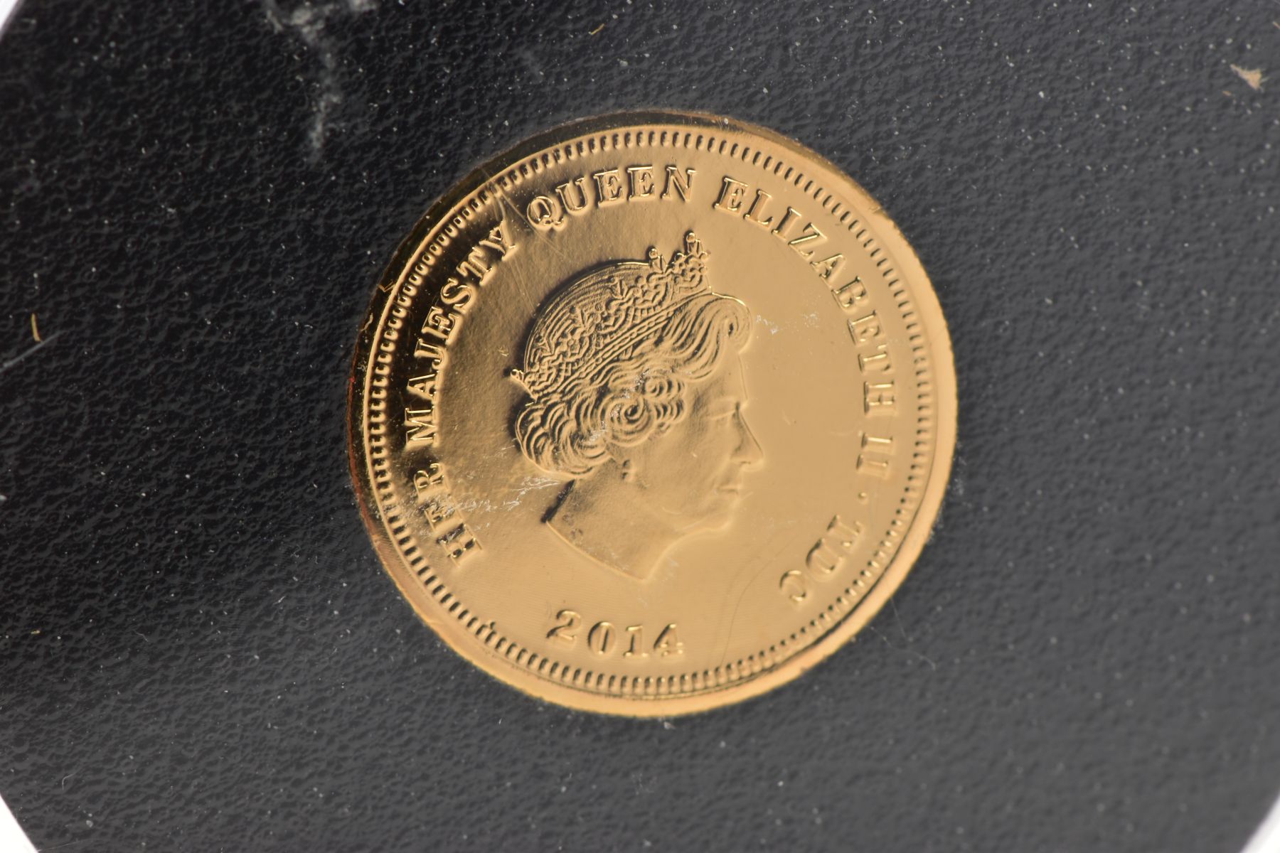 A 'CENTENARY OF WORLD WAR ONE 1914-1918 ONE CROWN' GOLD COIN, dated 2014, within a Proctective case - Bild 2 aus 2