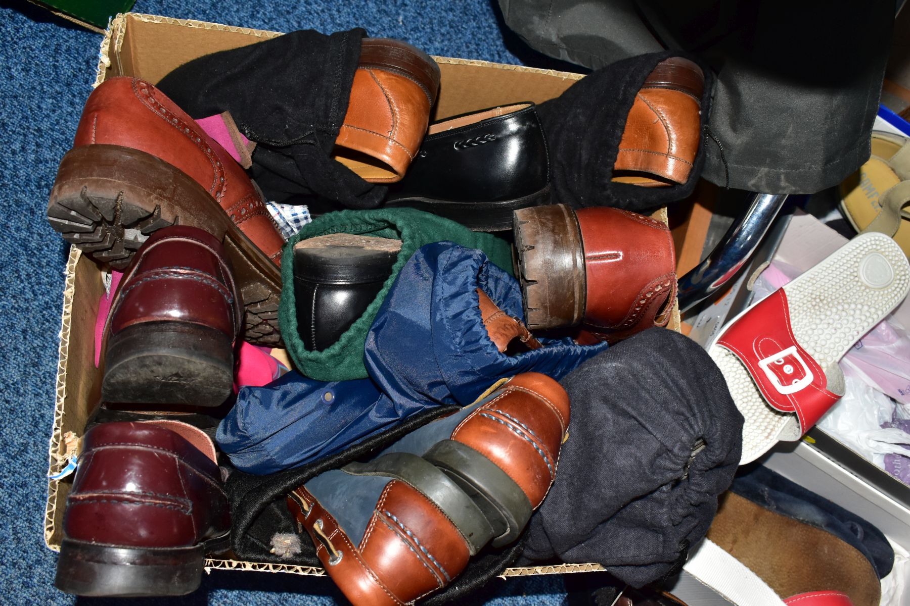TWENTY ITEMS OF CLOTHING AND FIVE BOXES OF SHOES, to include leather, waxed and outdoor jackets - Image 5 of 18