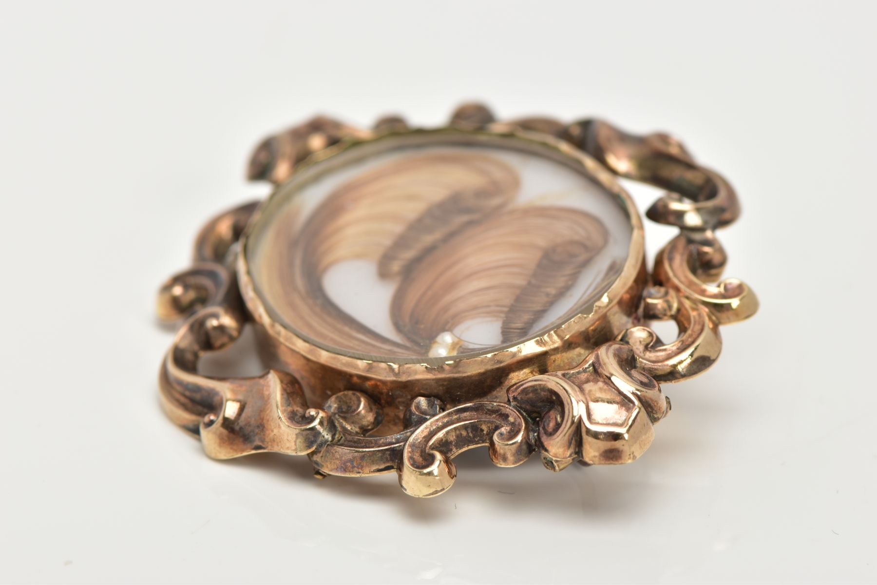 A LATE VICTORIAN MEMORIAL BROOCH, the central oval arranged hair panel with split pearl detail, to - Bild 2 aus 4