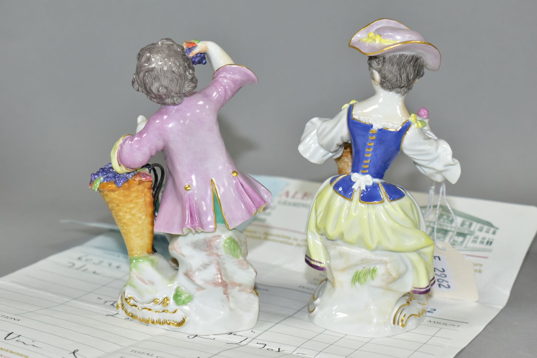 A PAIR OF EARLY 20TH CENTURY MEISSEN FIGURES OF A YOUNG BOY AND GIRL, both seated, the boy holding a - Image 3 of 6