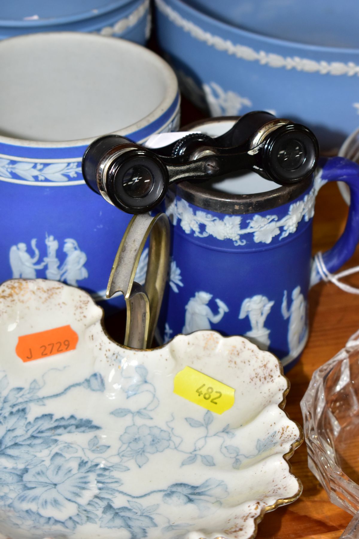 A GROUP OF CERAMICS, GLASSWARES, A CLOCK AND A PAIR OF OPERA GLASSES, comprising a Taylor - Bild 8 aus 10