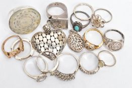 AN ASSORTMENT OF WHITE AND YELLOW METAL JEWELLERY, to include twelve white metal rings, two yellow