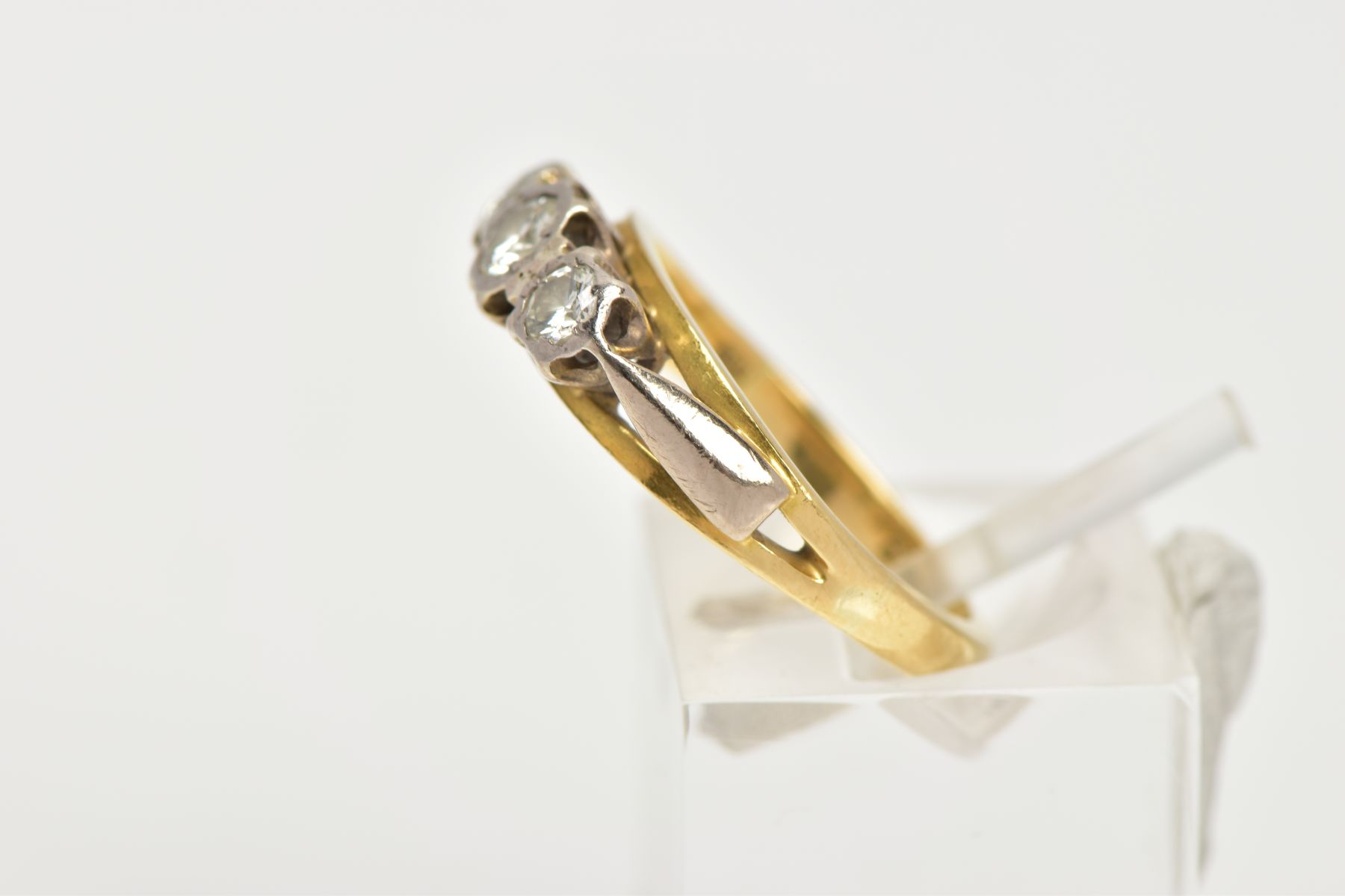 AN 18CT GOLD THREE STONE DIAMOND RING, designed as three graduated brilliant cut diamonds in - Bild 2 aus 4