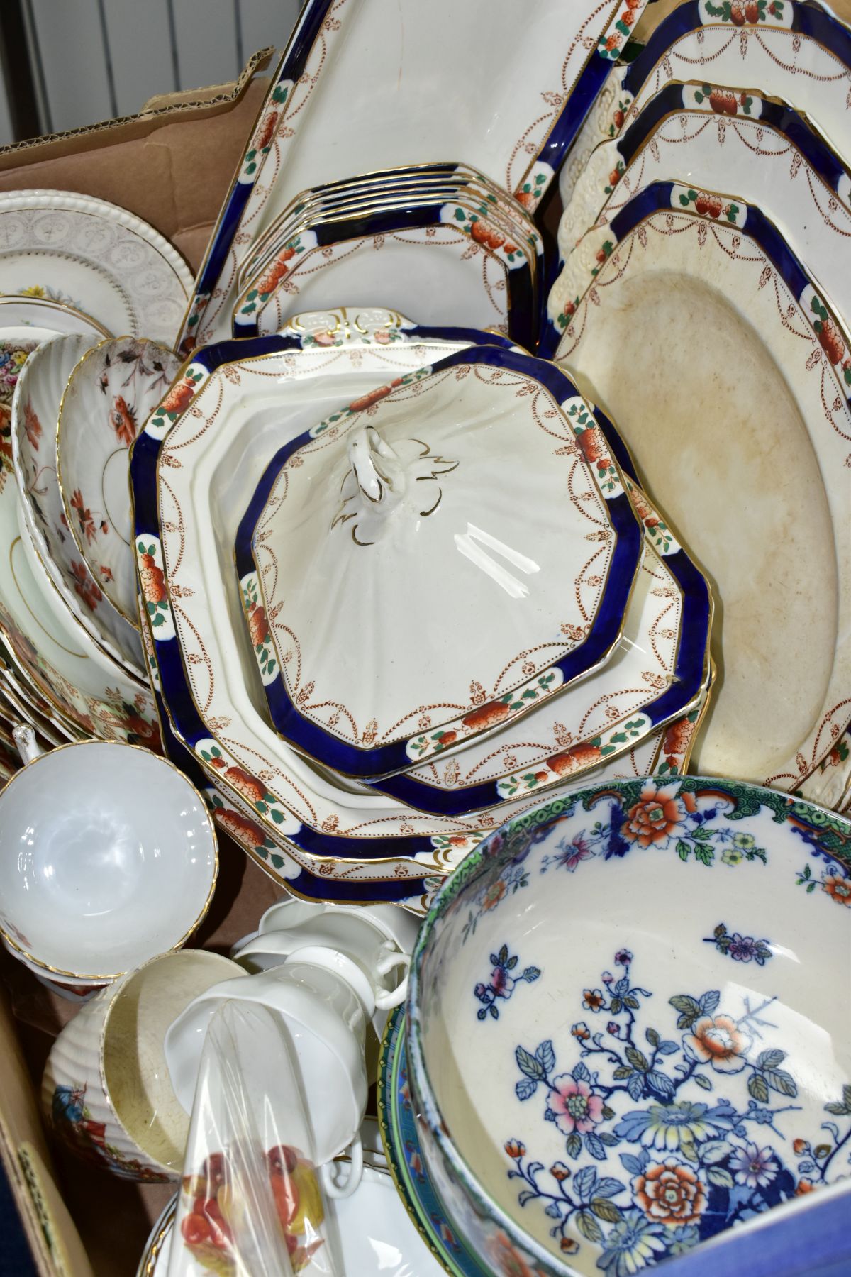 SEVEN BOXES AND LOOSE OF CERAMICS AND GLASSWARE, including a Midwinter Stylecraft fashion shape part - Bild 12 aus 17