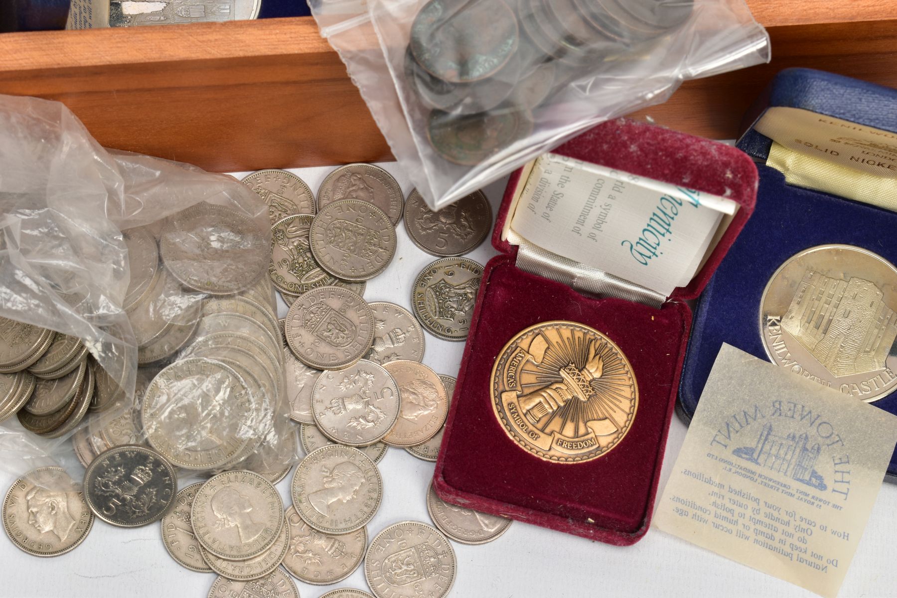 A FITTED WOODEN CASE CONTAINING COINS COMMEMORATIVES AND BANKNOTES, to include a sealed re-struck - Bild 4 aus 5