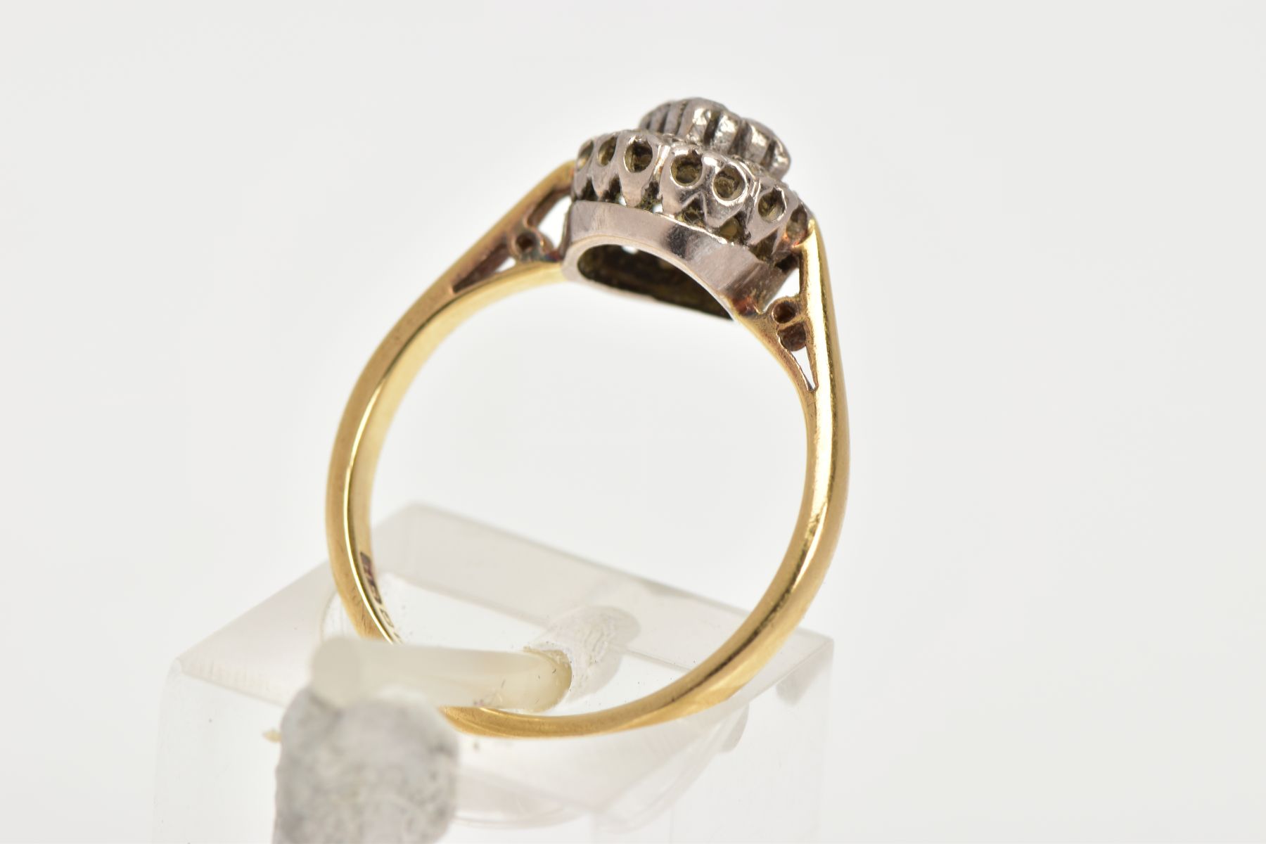 AN 18CT GOLD DIAMOND CLUSTER RING, slightly raised circular cluster ring, set with single cut - Bild 3 aus 4