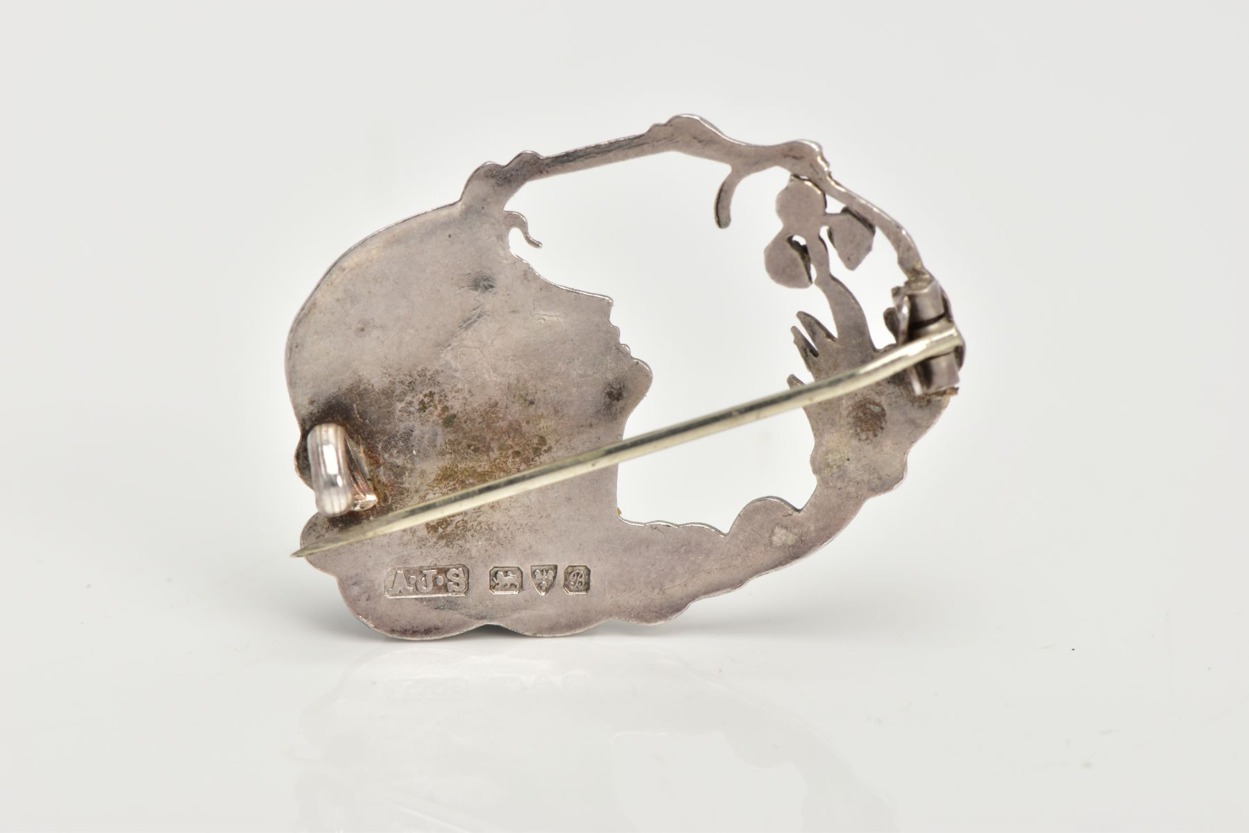 A SILVER ART NOUVEAU BROOCH, of an oval outline, designed as a woman in profile with flowers and - Bild 4 aus 4