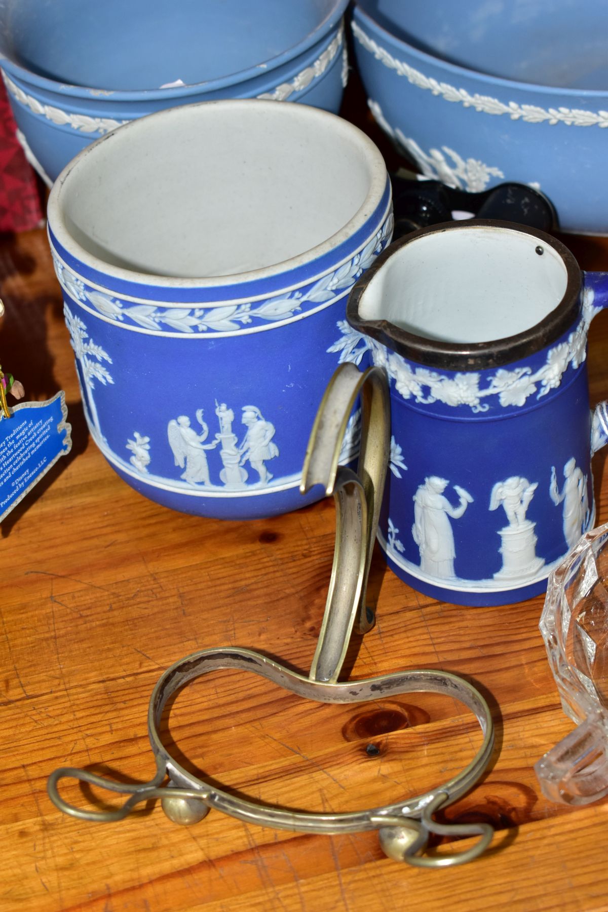 A GROUP OF CERAMICS, GLASSWARES, A CLOCK AND A PAIR OF OPERA GLASSES, comprising a Taylor - Bild 4 aus 10