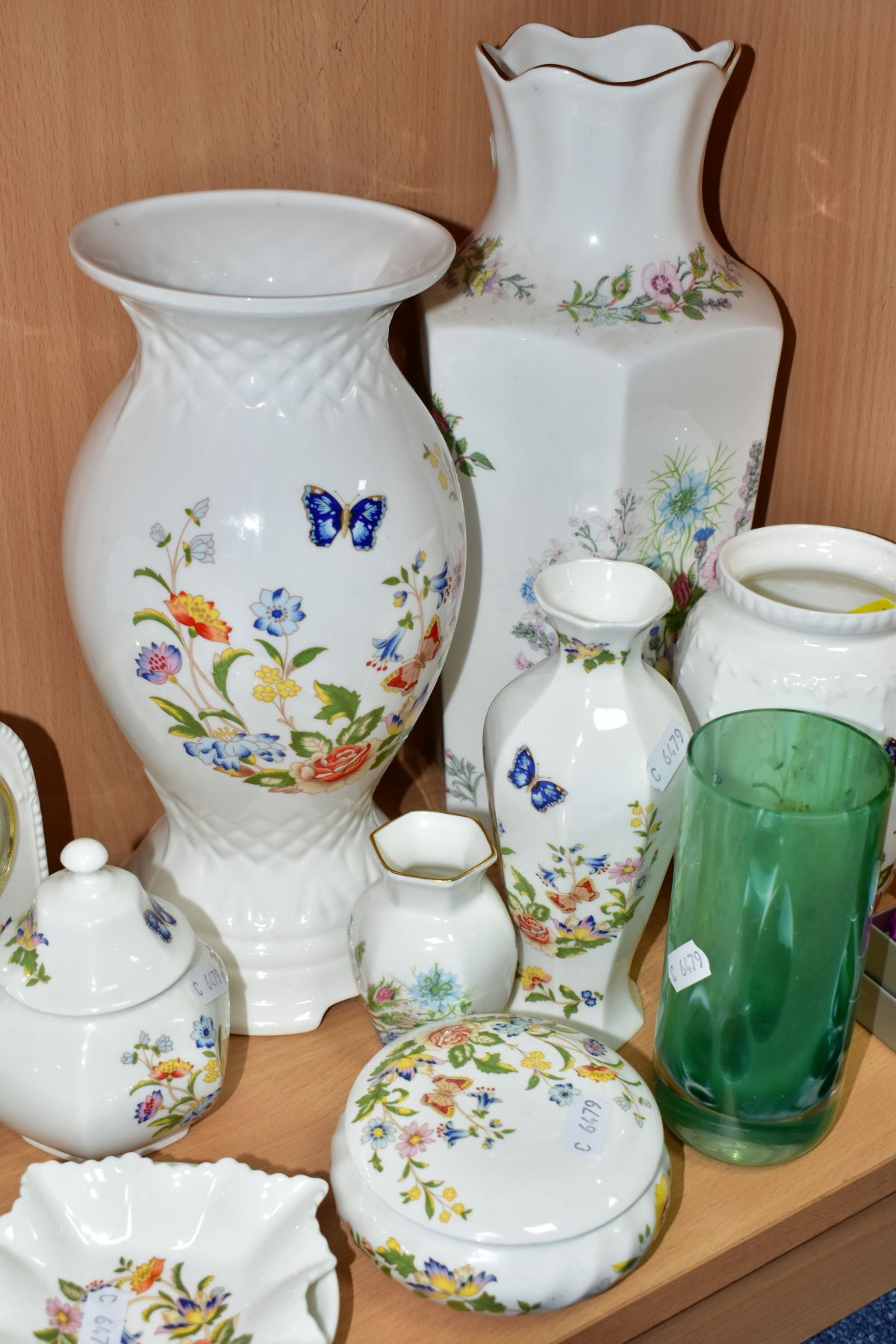 A GROUP OF AYNSLEY GIFTWARES, OTHER CERAMIC ITEMS AND GLASSWARES, comprising ten pieces of Aynsley - Image 4 of 6