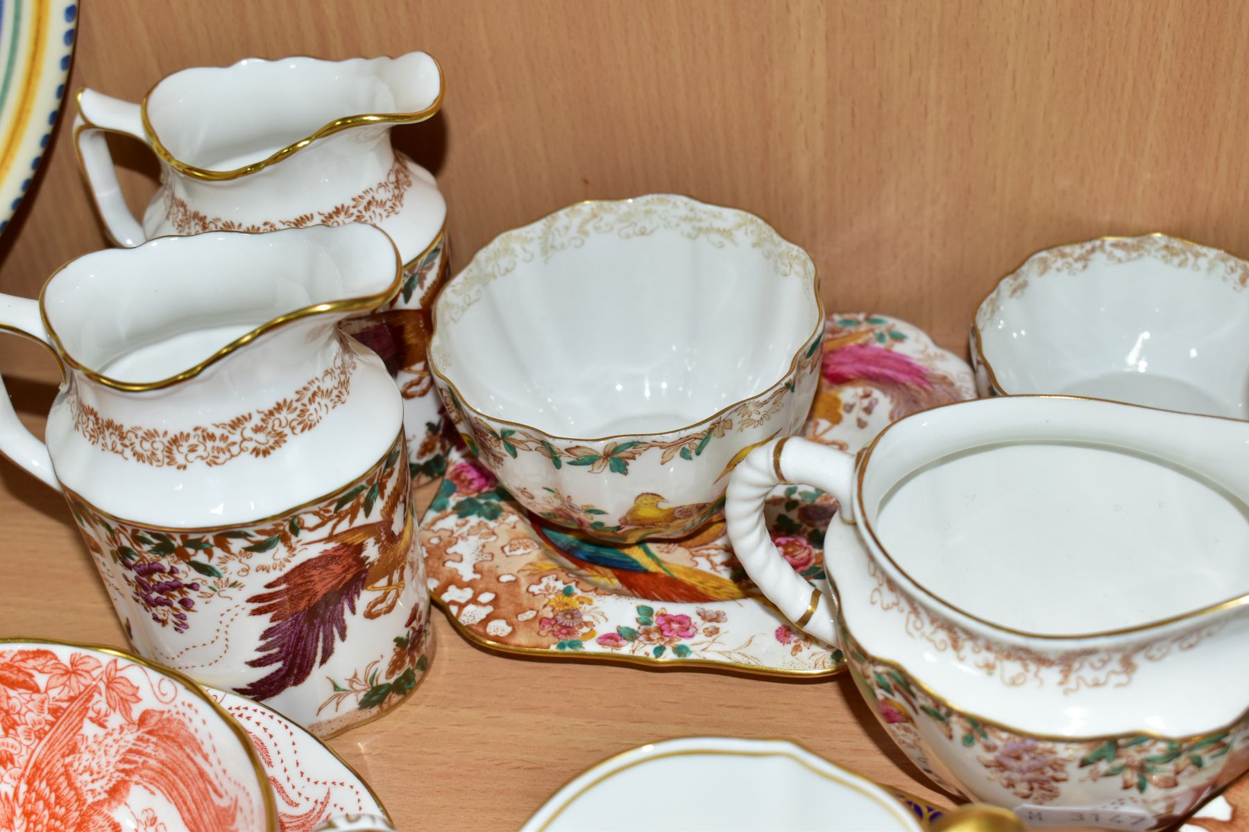 A COLLECTION OF ROYAL CROWN DERBY ' OLDE AVESBURY' PATTERN TEA AND COFFEE WARES, ETC, comprising a - Image 7 of 9
