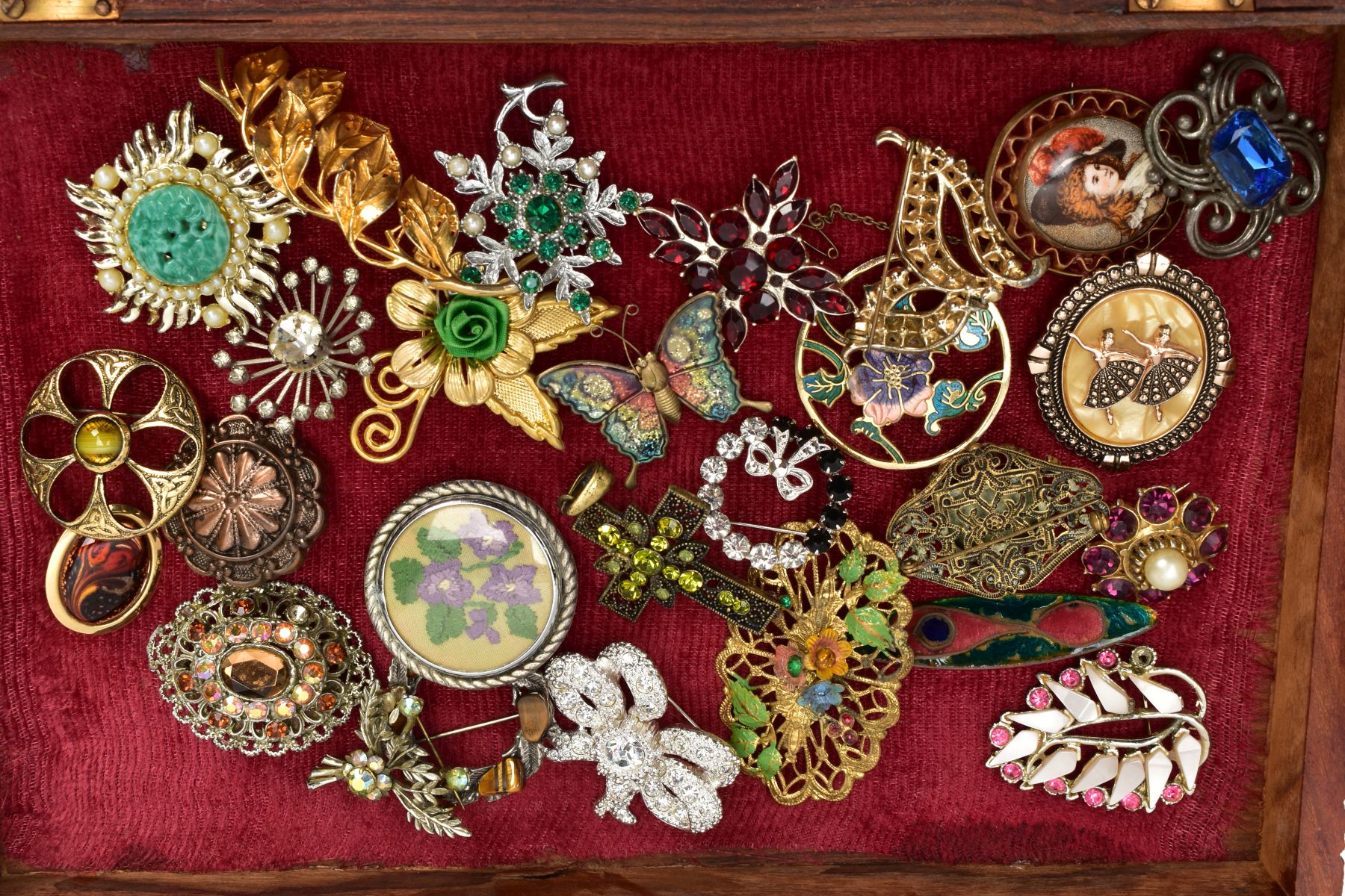 A WOODEN BOX AND A DISPLAY BOX WITH CONTENTS OF JEWELLERY, mostly costume jewellery pieces to - Image 3 of 7