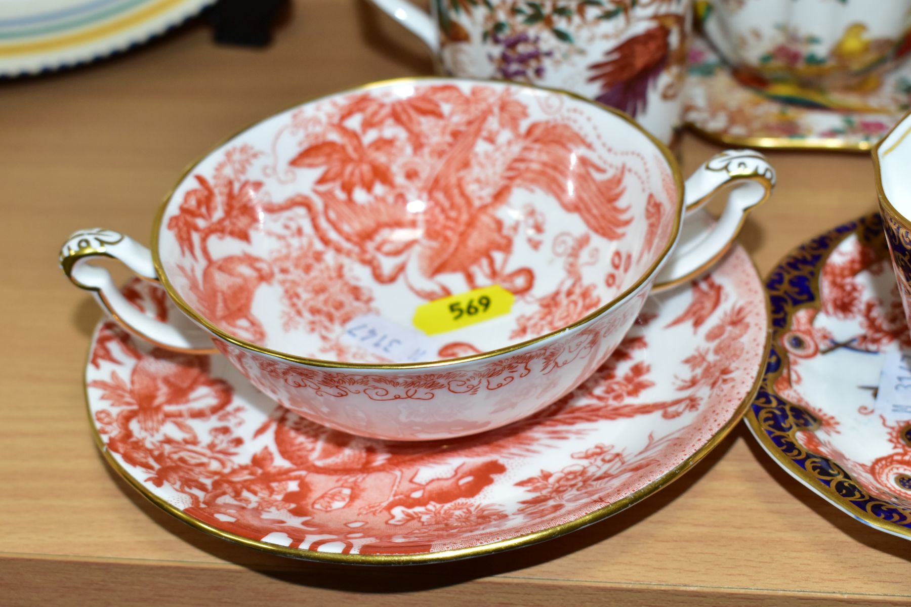 A COLLECTION OF ROYAL CROWN DERBY ' OLDE AVESBURY' PATTERN TEA AND COFFEE WARES, ETC, comprising a - Image 5 of 9