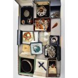 A SELECTION OF SILVER AND WHITE METAL JEWELLERY, to include a silver hinged bangle with an