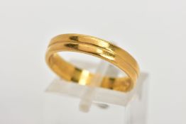 A 22CT GOLD BAND RING, yellow gold band ring with a central line design going around the band,