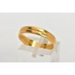 A 22CT GOLD BAND RING, yellow gold band ring with a central line design going around the band,