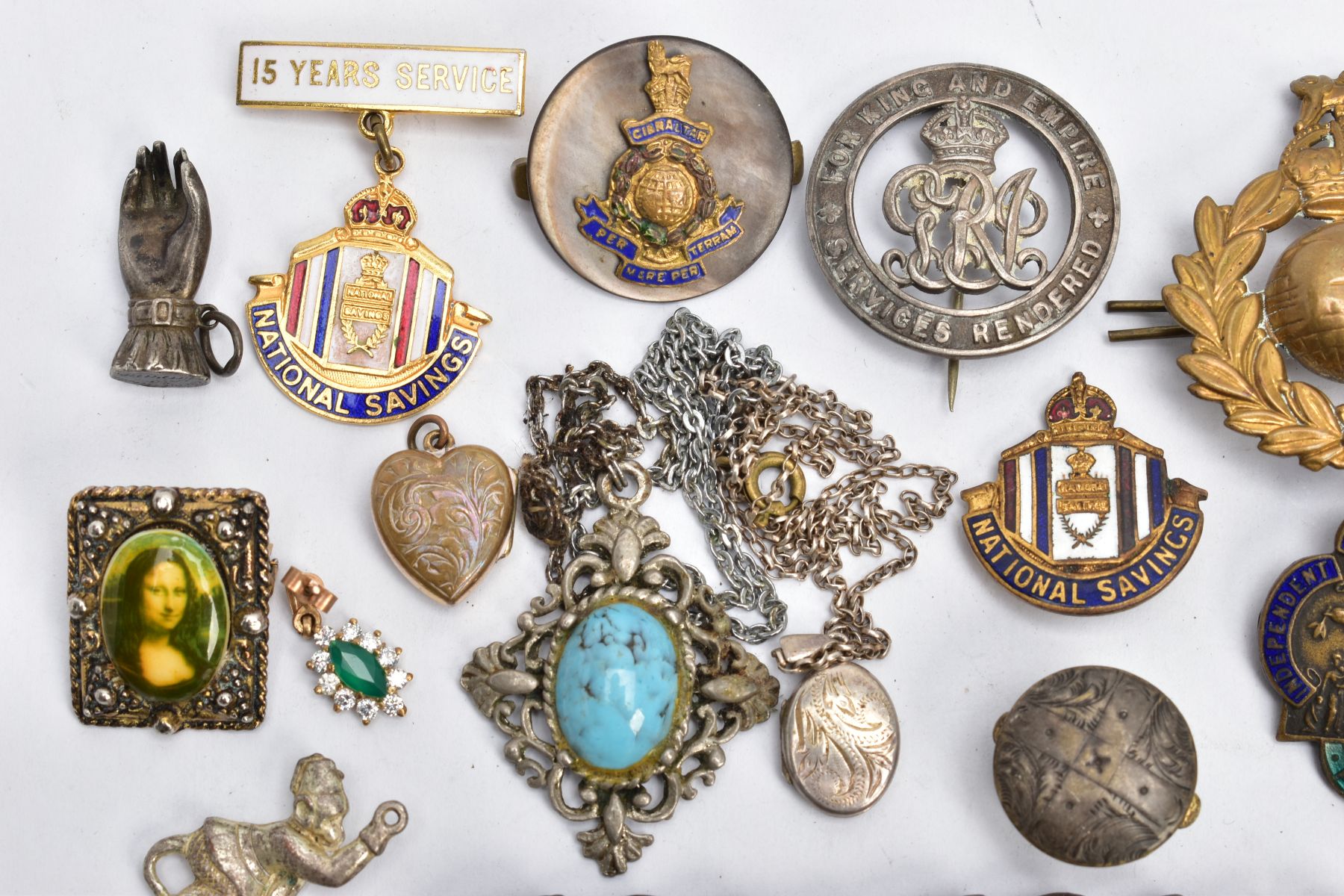 A SELECTION OF ASSORTED BADGES, BROOCHES AND OTHER ITEMS, to include three 'RAF' brooches, two - Bild 3 aus 4