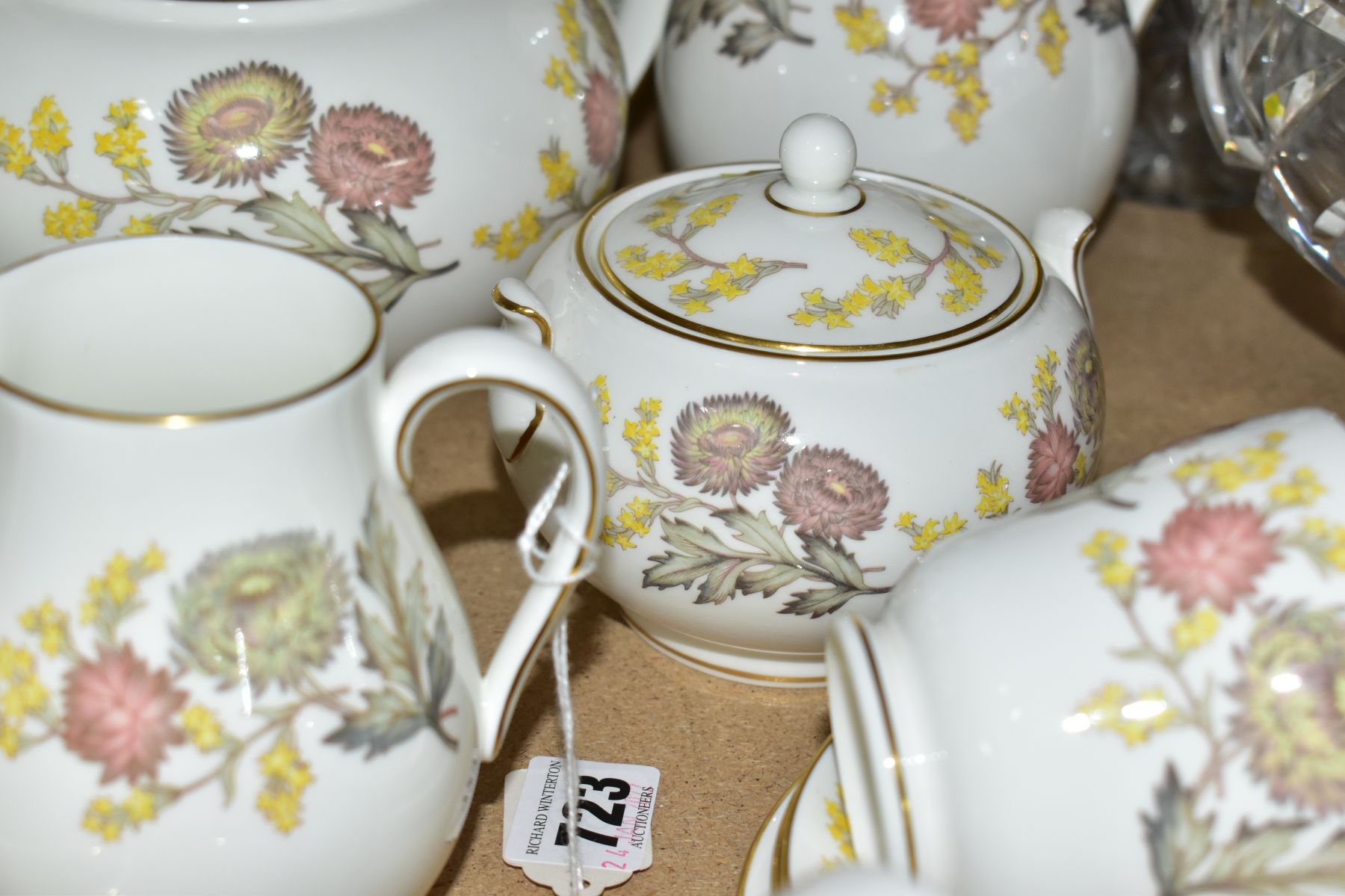 A FORTY EIGHT PIECE WEDGWOOD LICHFIELD TEASET AND DINNERWARES, comprising a teapot, hot water jug, - Bild 7 aus 8