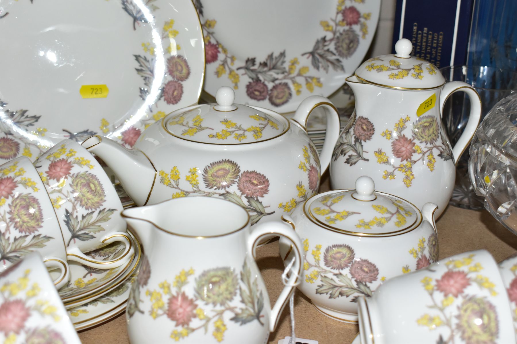 A FORTY EIGHT PIECE WEDGWOOD LICHFIELD TEASET AND DINNERWARES, comprising a teapot, hot water jug, - Bild 5 aus 8