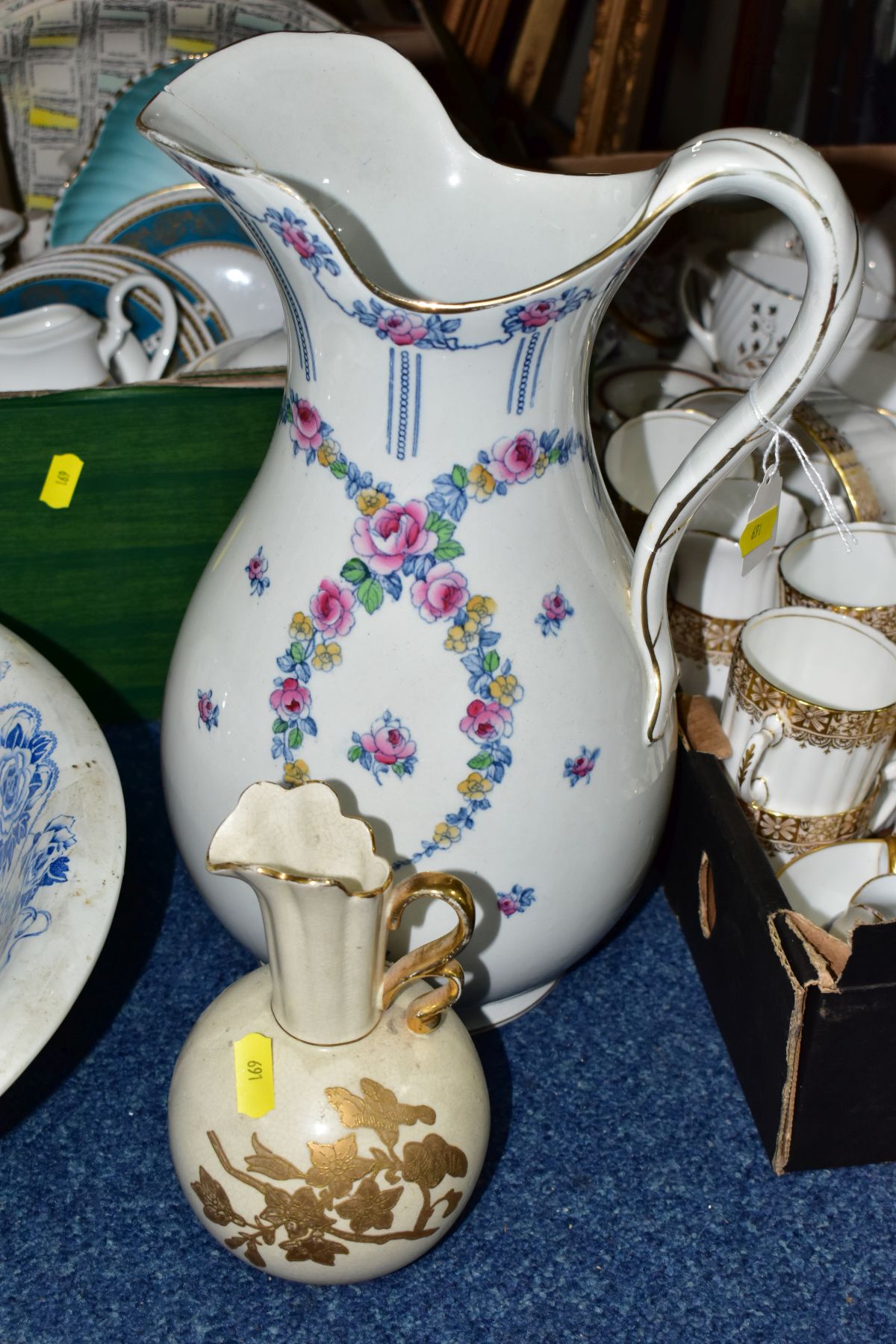 FOUR BOXES AND LOOSE TEA WARES ETC, to include a Villeroy & Boch 'Magica' teapot, sugar bowl, milk - Bild 2 aus 13