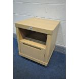 A WINSOR TIBRO OAK BEDSIDE/LAMP TABLE, with cut-away drawer pulls and soft close single drawer,