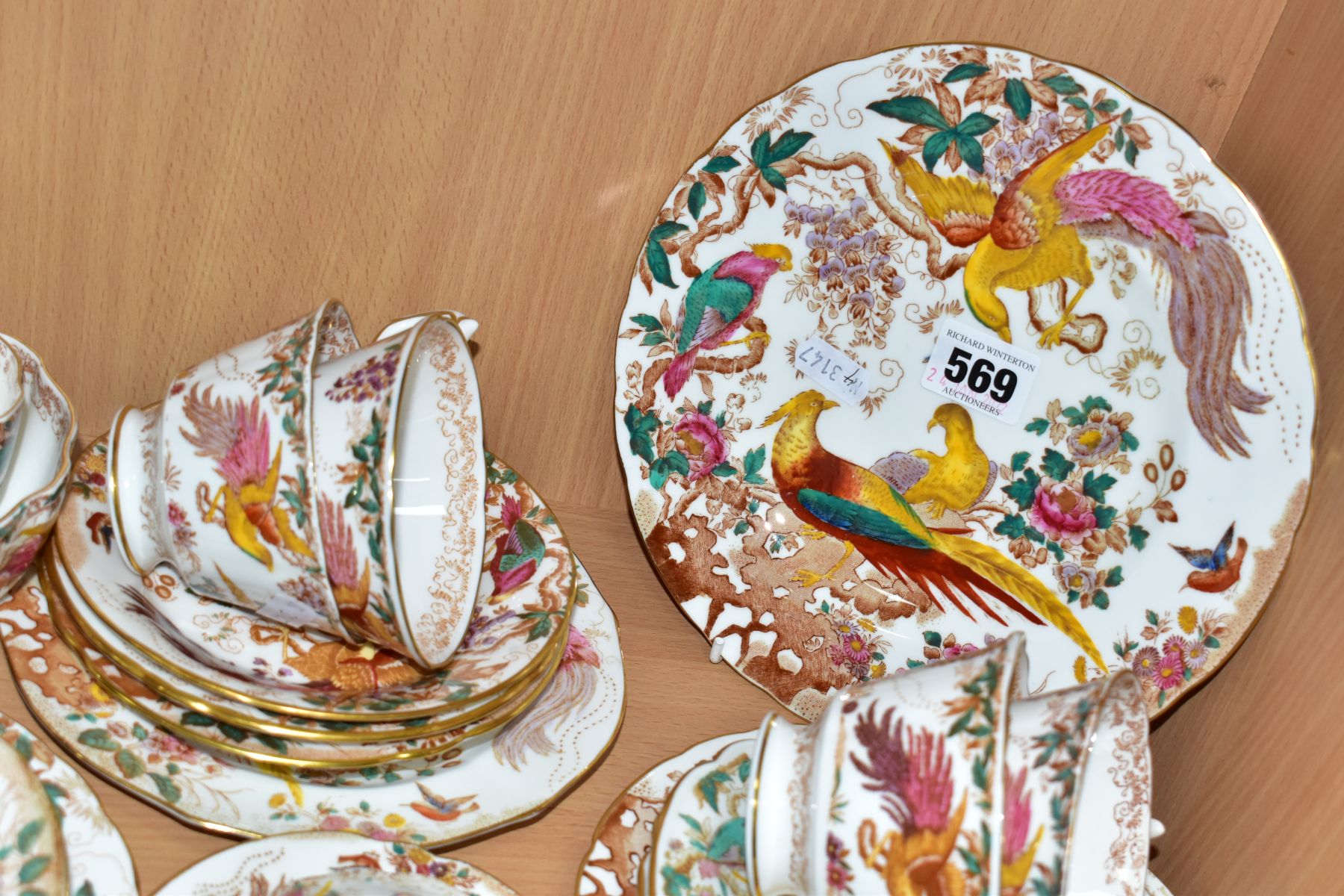 A COLLECTION OF ROYAL CROWN DERBY ' OLDE AVESBURY' PATTERN TEA AND COFFEE WARES, ETC, comprising a - Image 3 of 9